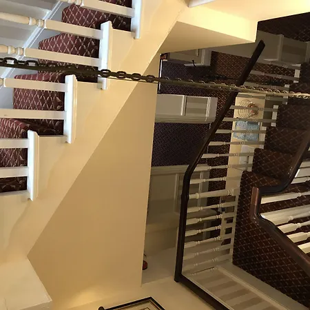 Haley's Hotel 3*
